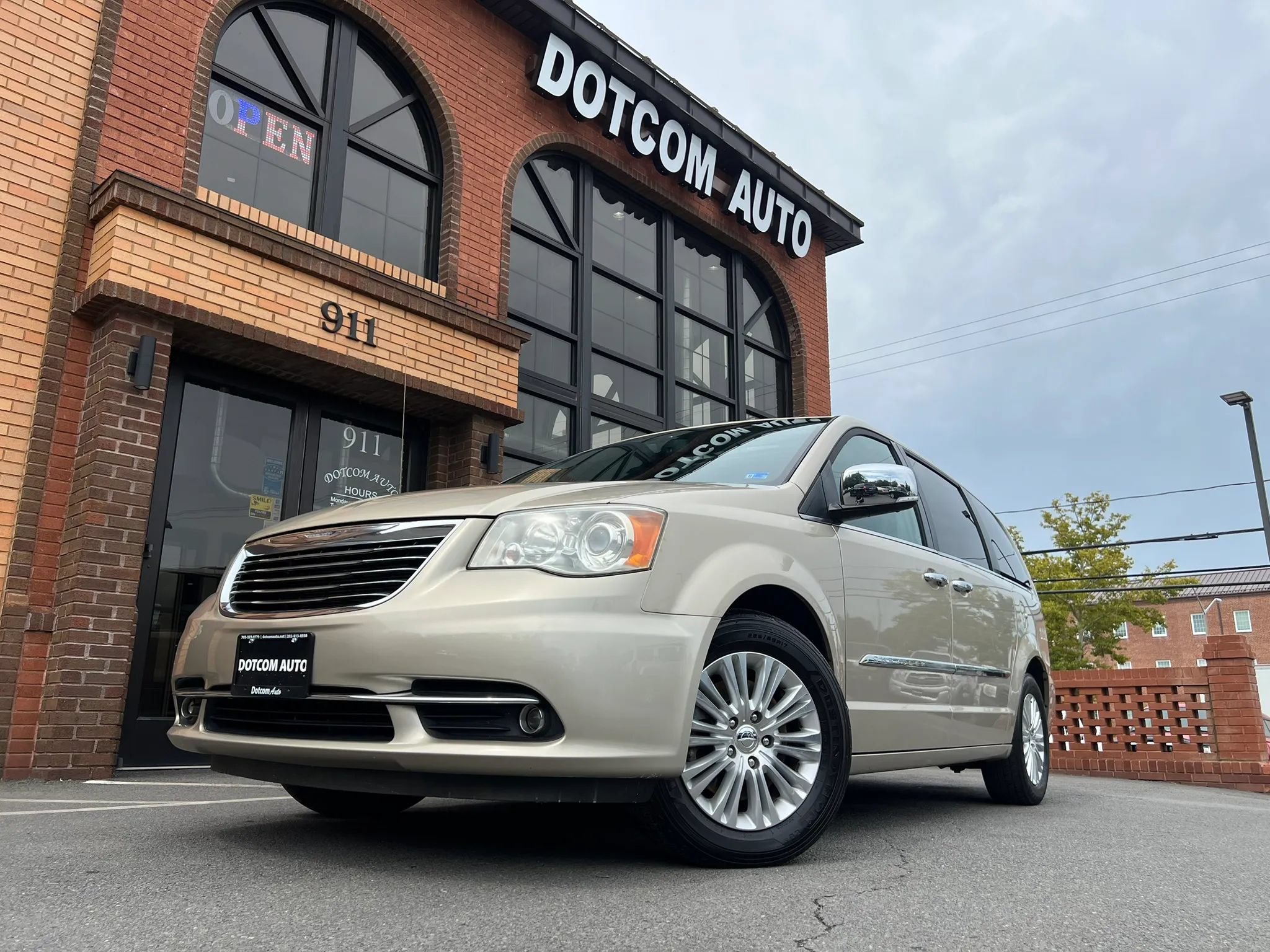 Used 2014 Chrysler Town & Country Limited w/ Luxury Group FWD image 3