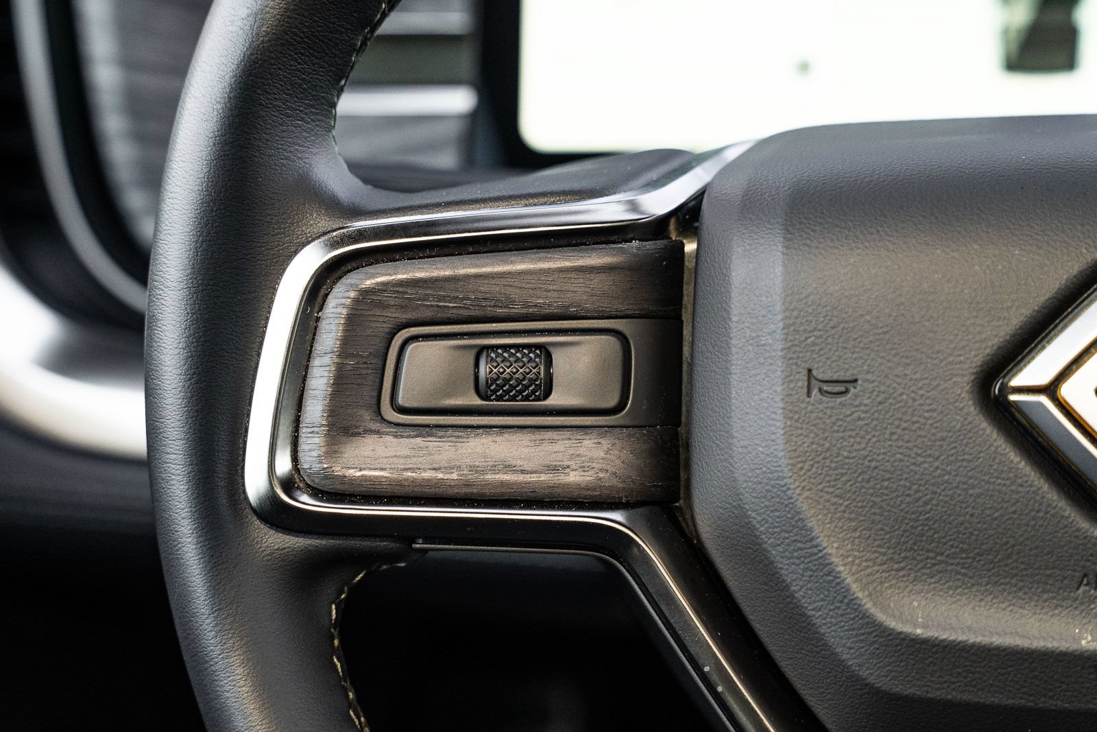 Used 2023 Rivian R1S Adventure AWD/4WD image 32