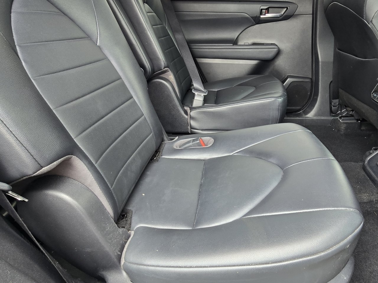 Used 2022 Toyota Highlander XLE FWD image 18