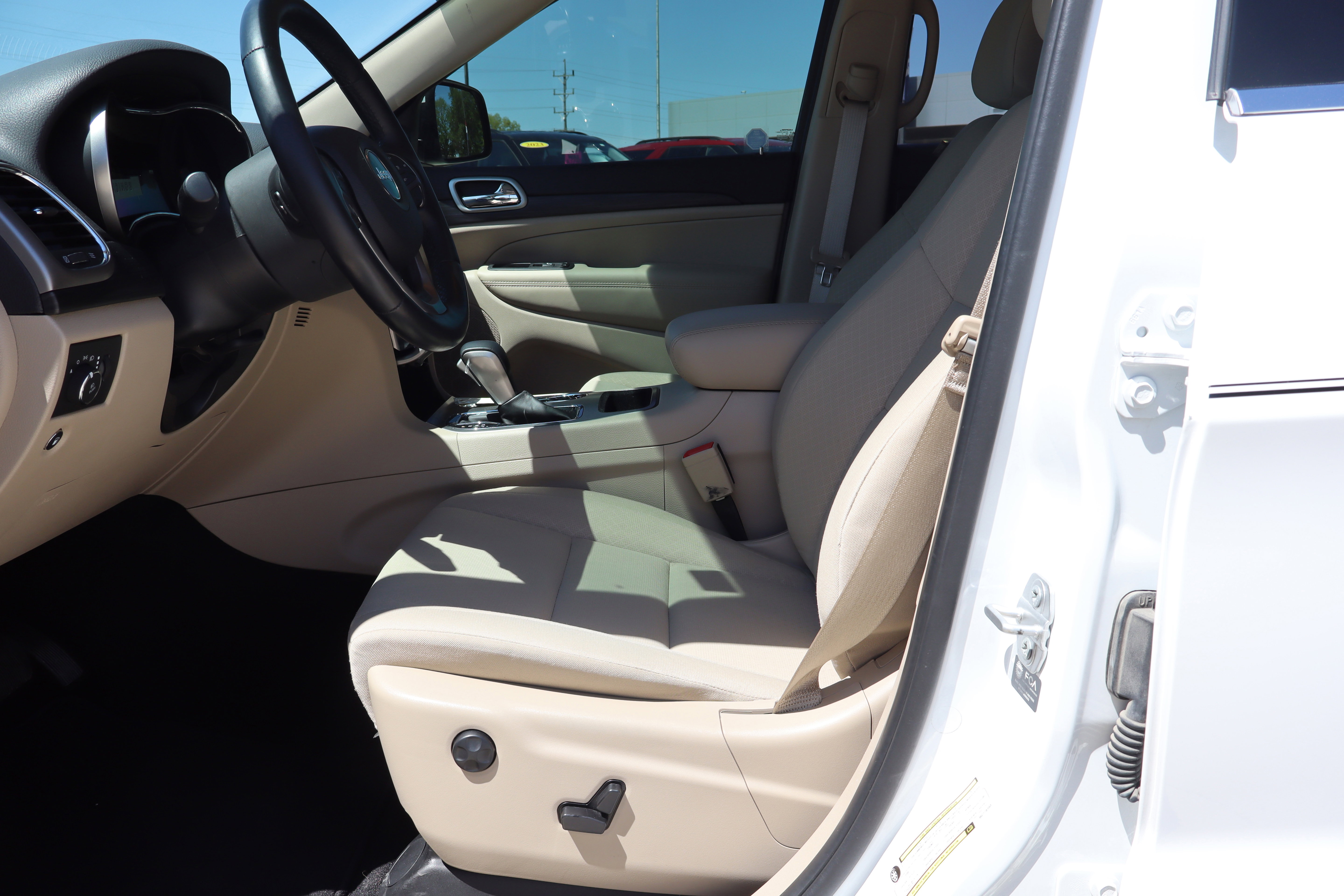 Used 2021 Jeep Grand Cherokee Laredo w/ Security & Convenience Group image 9