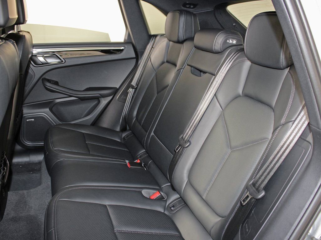 Certified 2026 Porsche Macan AWD/4WD image 33