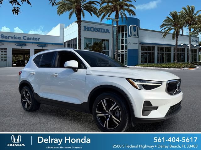 Used 2023 Volvo XC40 B4 Core w/ Convenience Package FWD image 1