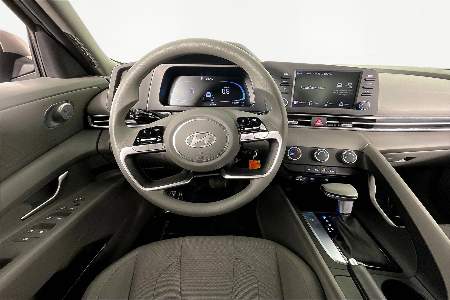 Used 2025 Hyundai Elantra SE image 8