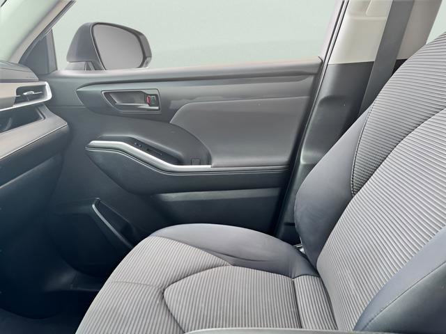 Used 2021 Toyota Highlander LE image 31