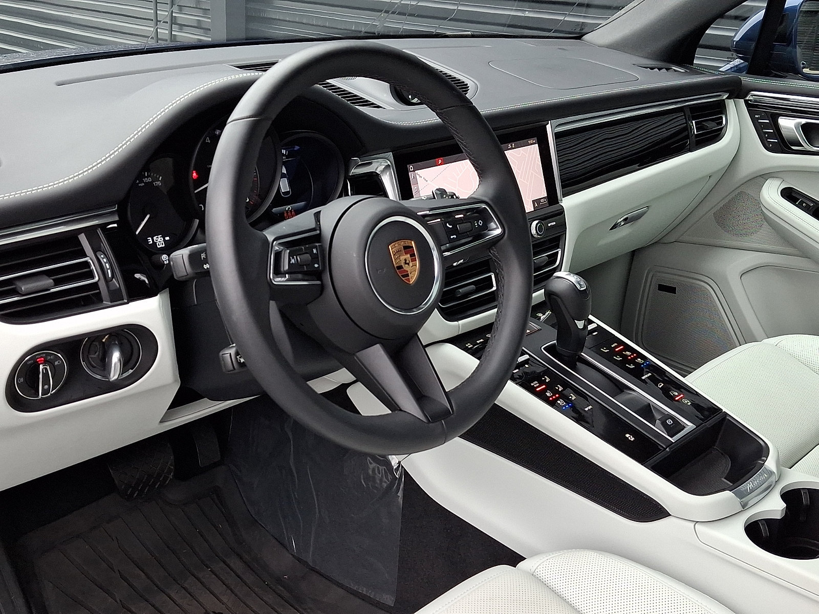 Certified 2026 Porsche Macan AWD/4WD image 4