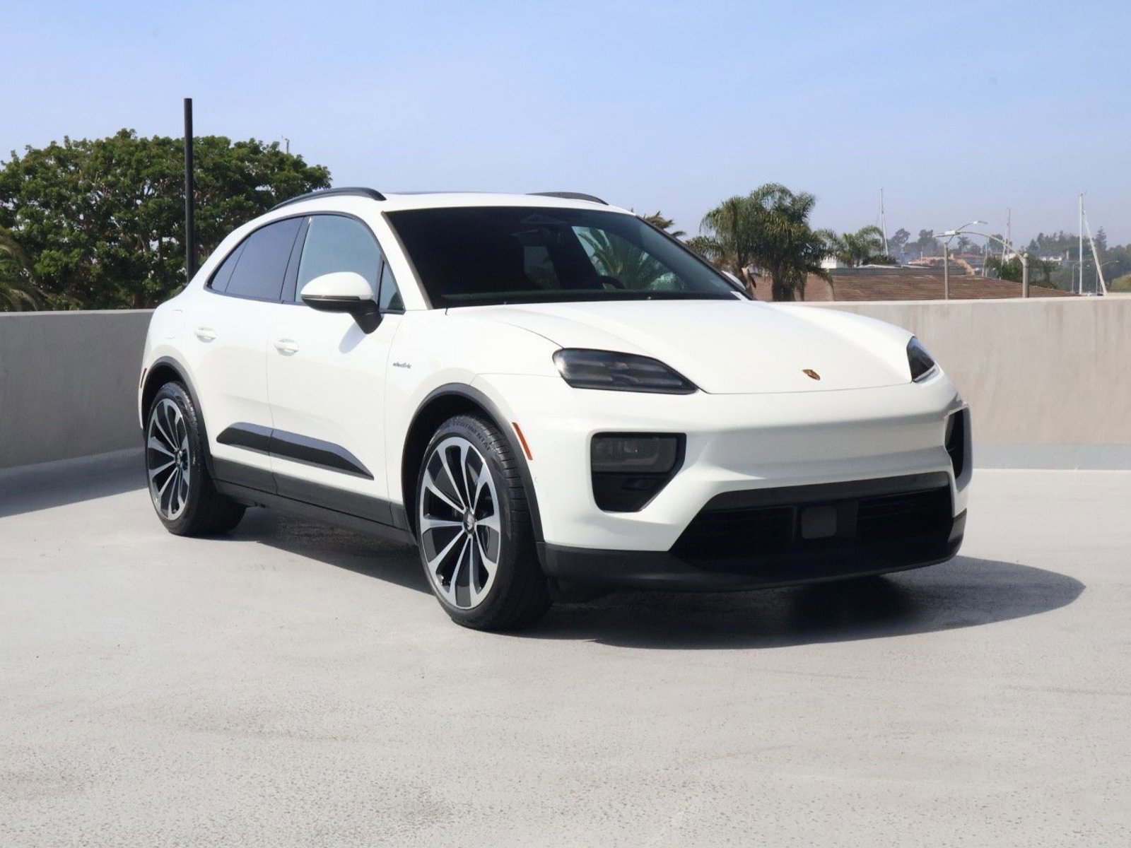 Certified 2025 Porsche Macan 4 Electric image 7