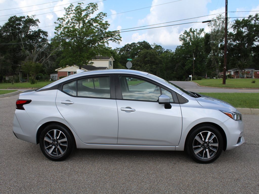 Used 2022 Nissan Versa SV image 3