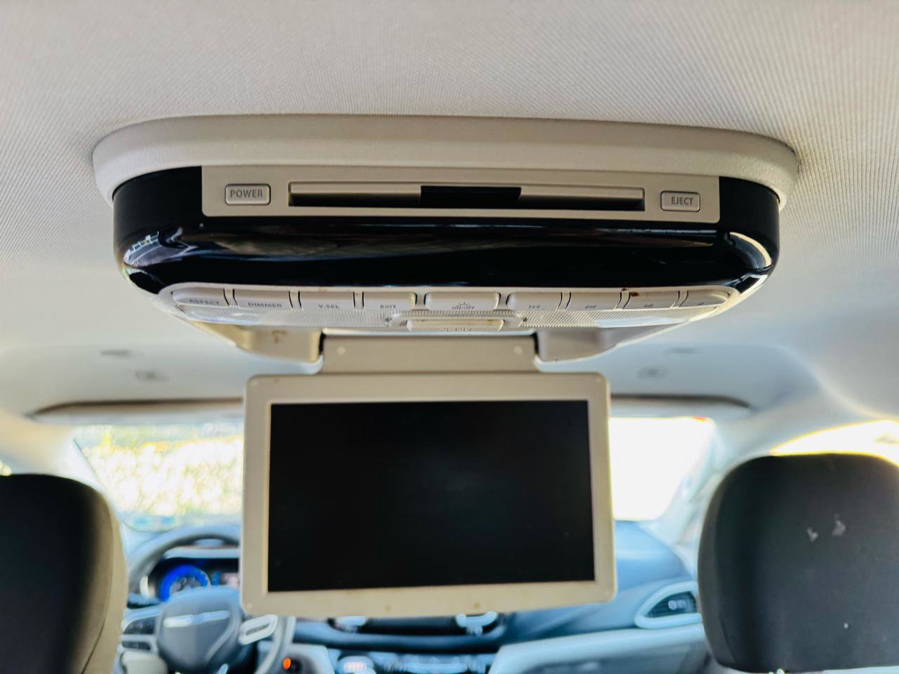 Used 2018 Chrysler Pacifica Touring Plus w/ Tire & Wheel Group FWD image 17