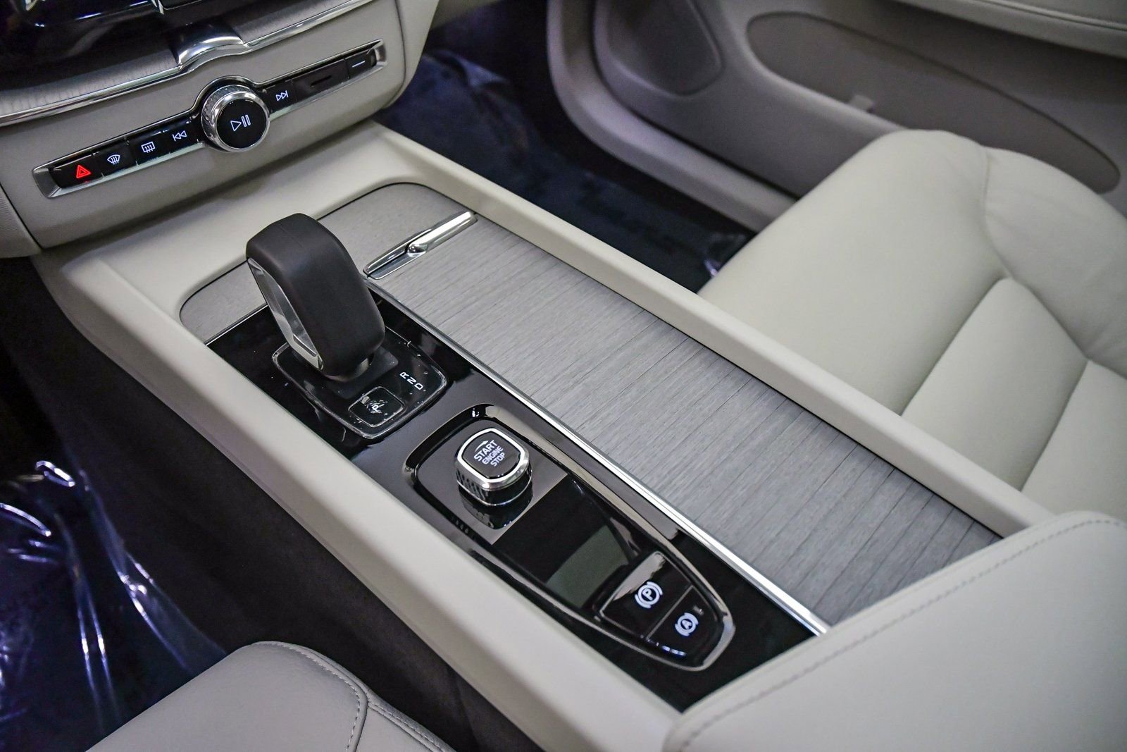 Used 2025 Volvo XC60 T8 Plus w/ Protection Package Premier image 21