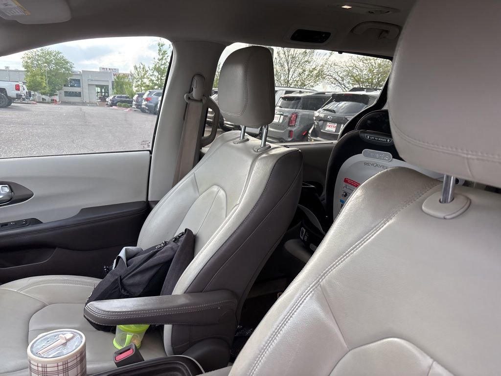 Used 2017 Chrysler Pacifica Touring-L image 16