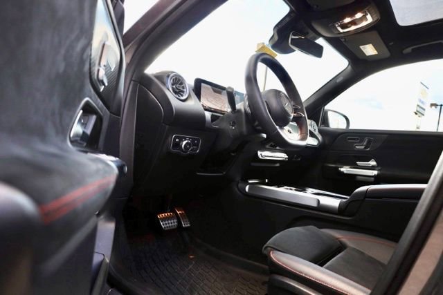 Used 2024 Mercedes-Benz GLB 250 4MATIC image 11