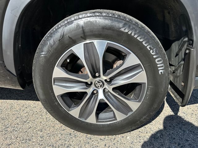 Used 2024 Toyota Highlander XLE AWD/4WD image 15