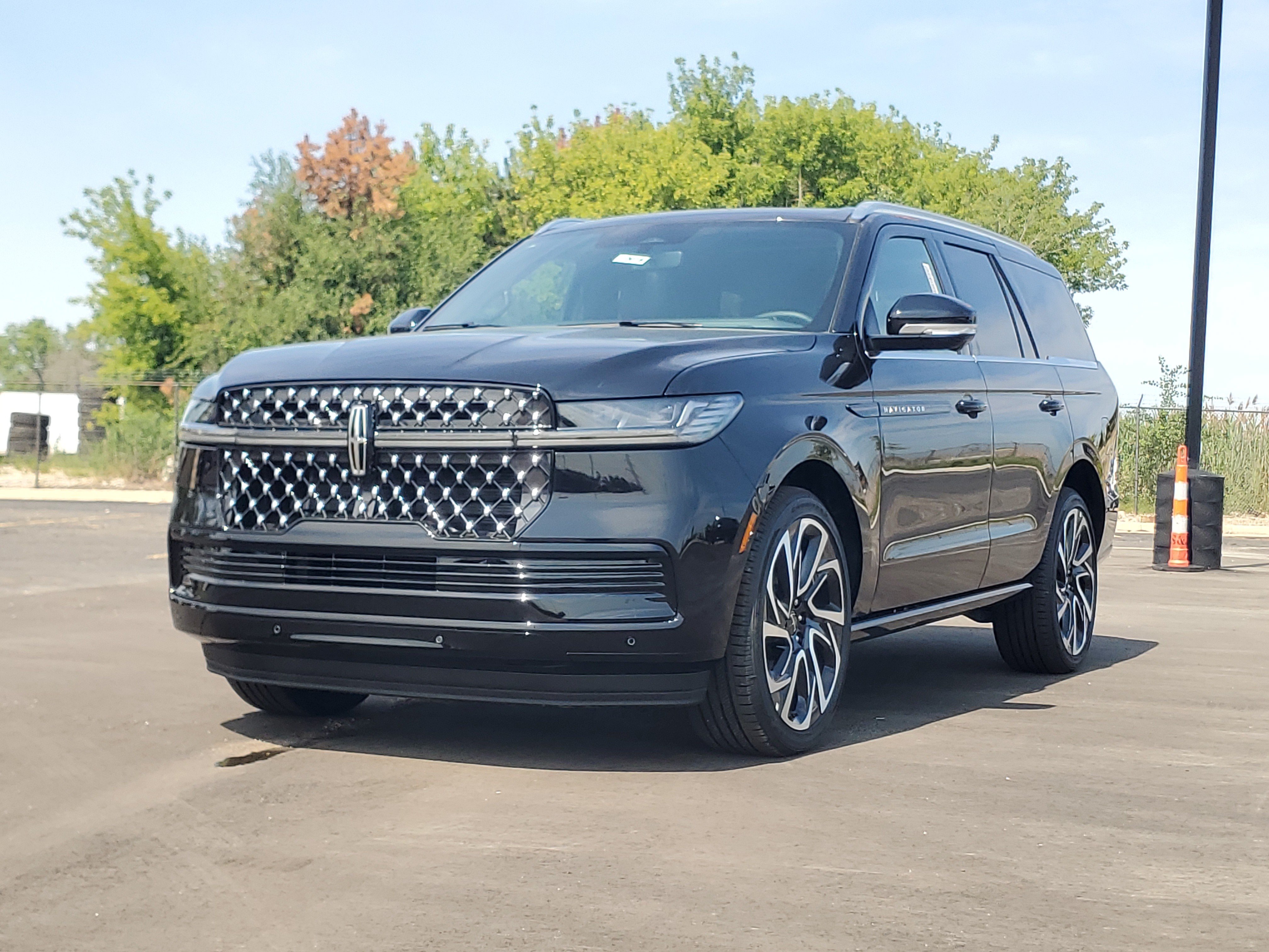 New 2027 Lincoln Navigator Black Label AWD/4WD image 2