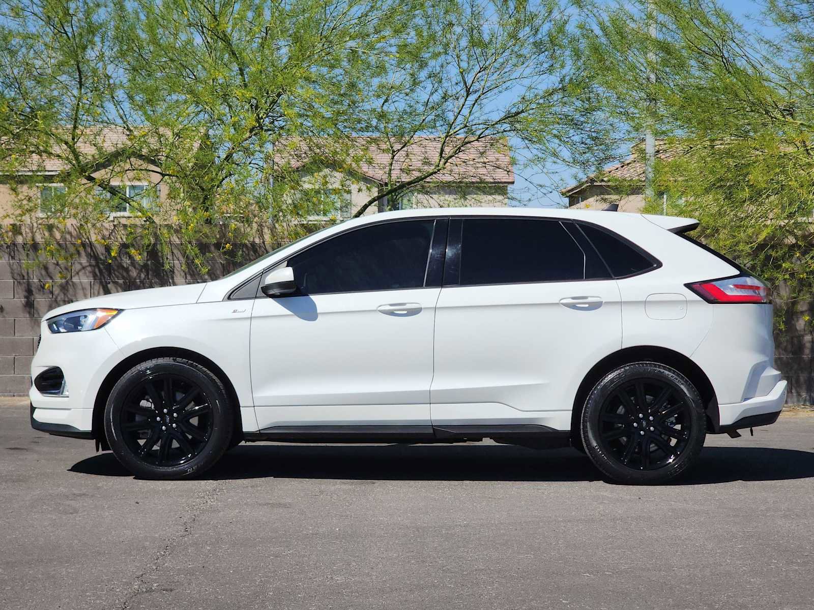 Used 2022 Ford Edge ST-Line w/ Class II Trailer Tow Package AWD/4WD image 5