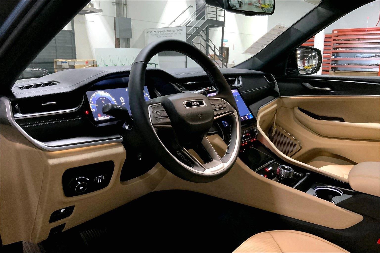New 2025 Jeep Grand Cherokee Limited w/ Luxury Tech Group II AWD/4WD image 7