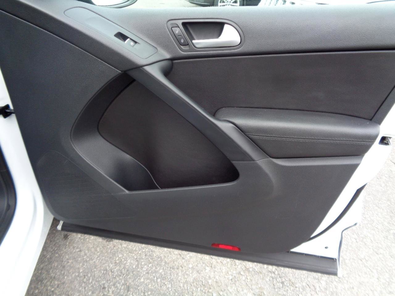 Used 2017 Volkswagen Tiguan Sport image 27