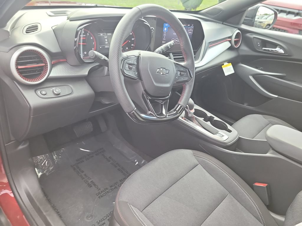 Used 2025 Chevrolet Trax RS w/ Sunroof Package FWD image 18