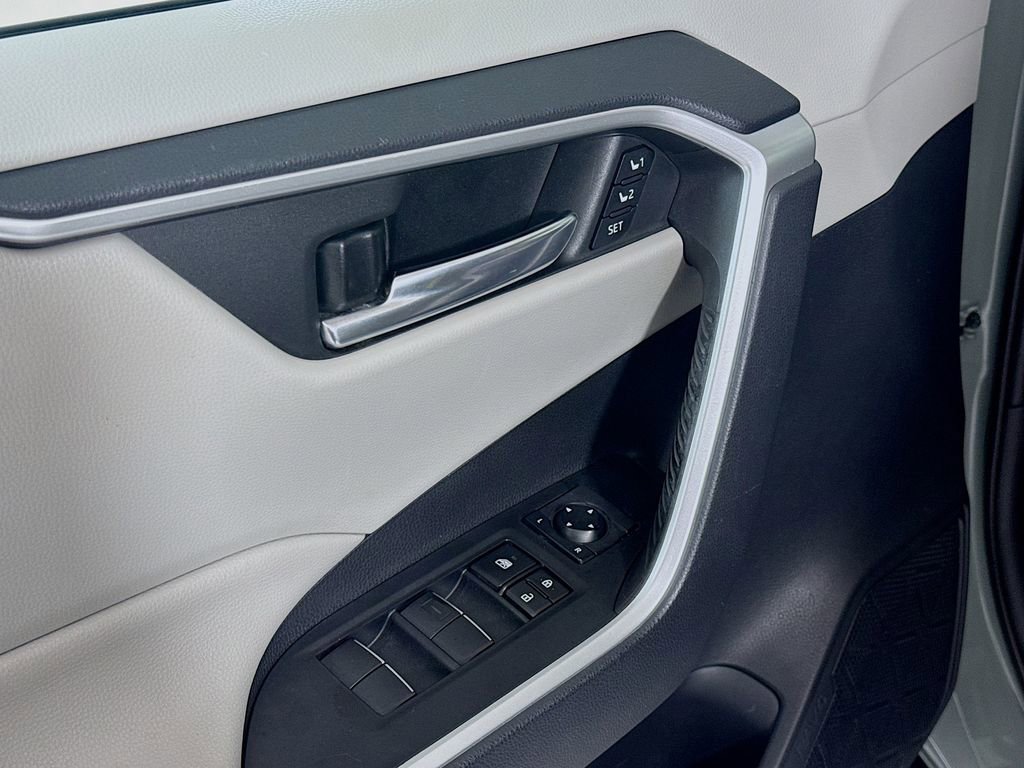 Used 2019 Toyota RAV4 XLE Premium image 19
