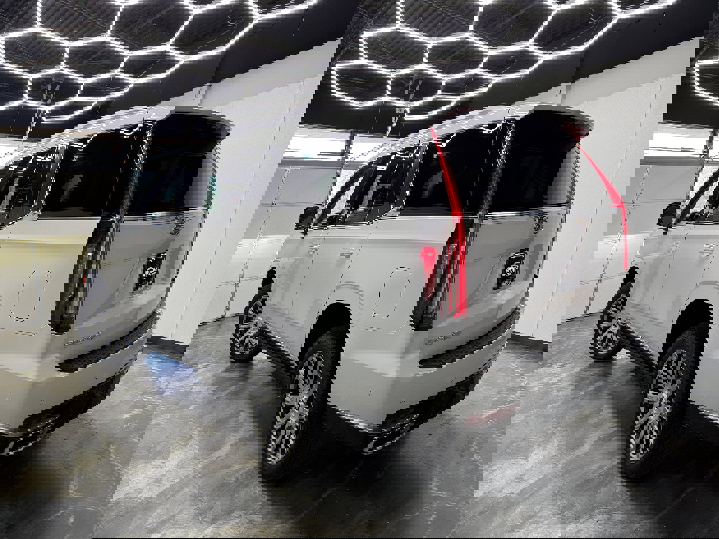 Used 2023 Cadillac Escalade Premium Luxury Platinum AWD/4WD image 8