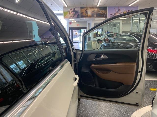 Used 2019 Chrysler Pacifica Limited w/ Tire & Wheel Group FWD image 34