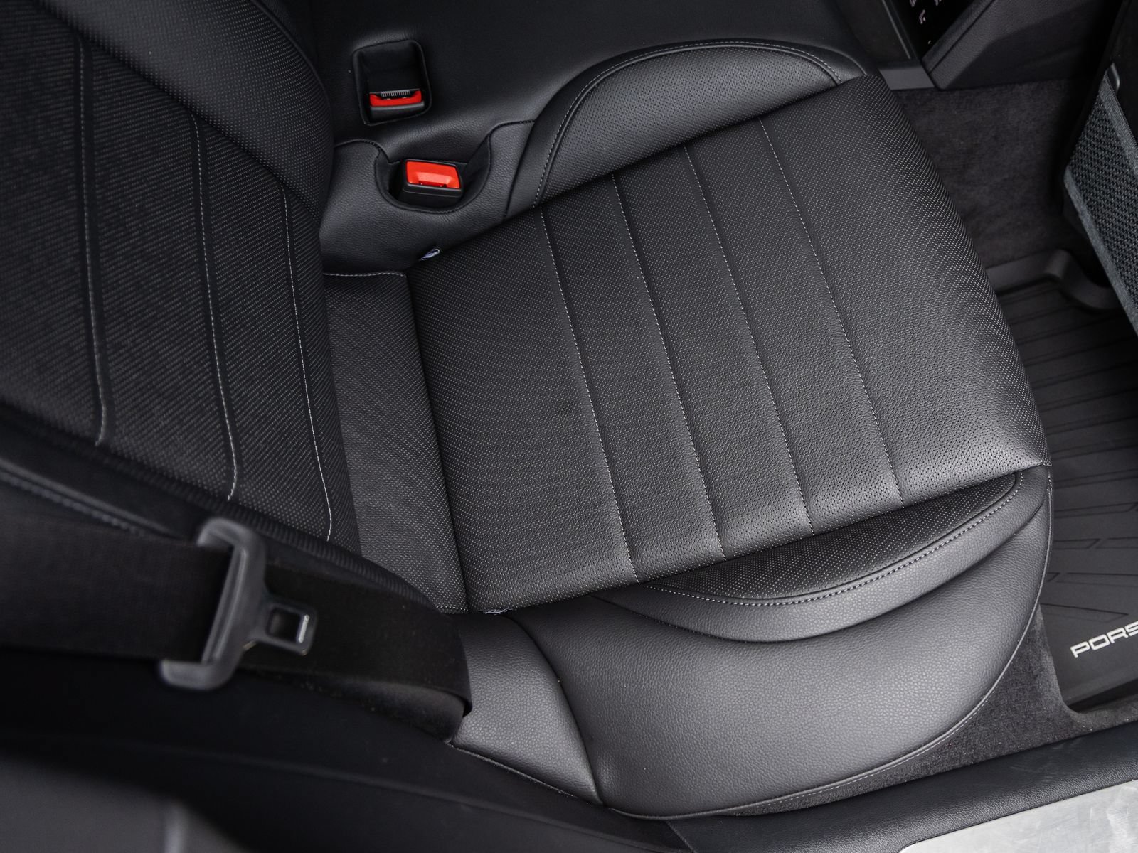 Certified 2025 Porsche Panamera image 37