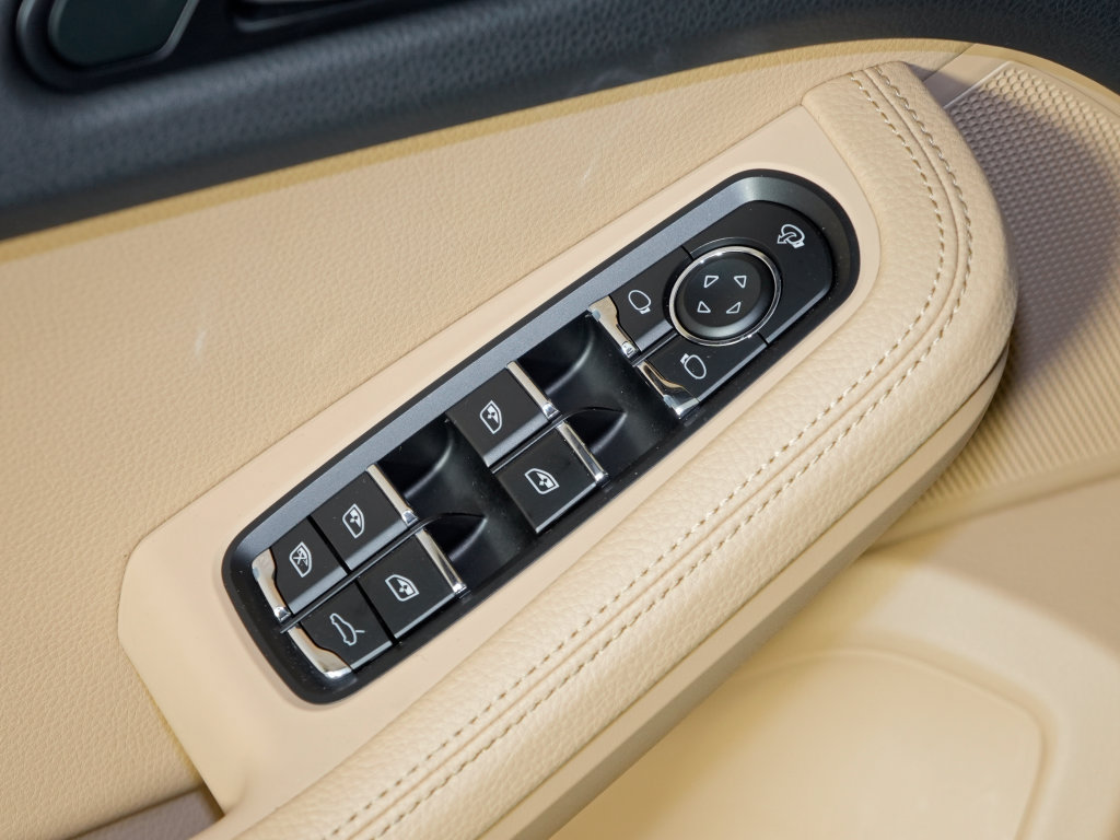 Certified 2023 Porsche Macan Turbo AWD/4WD image 19