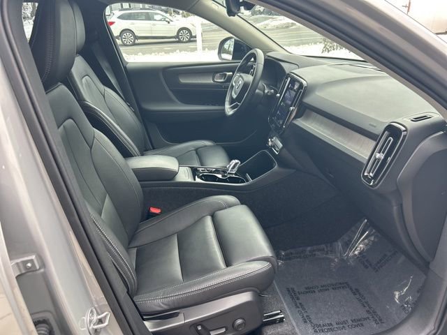 Certified 2025 Volvo XC40 B5 Plus AWD/4WD image 15