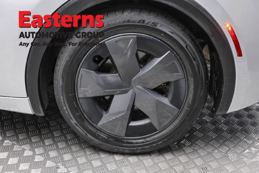 Used 2025 Toyota Prius LE FWD image 10