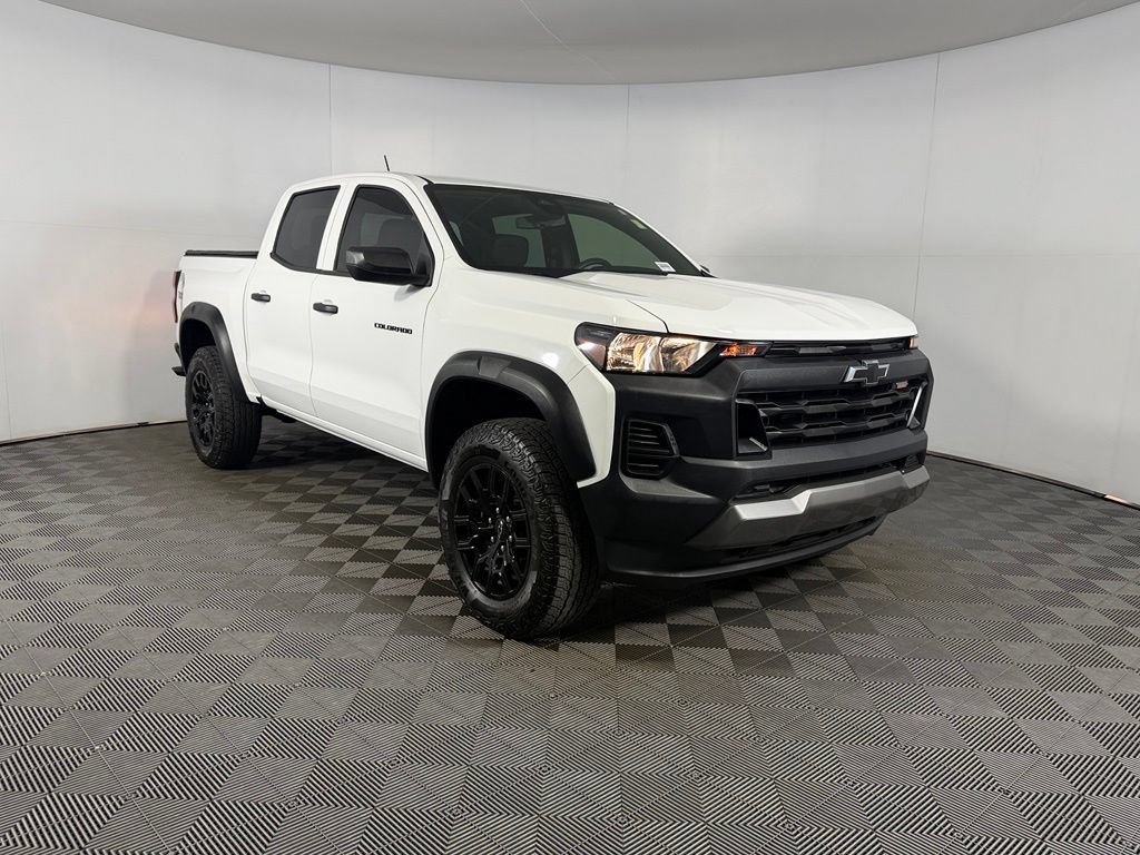 Used 2024 Chevrolet Colorado Trail Boss w/ Advanced Trailering Package AWD/4WD image 4