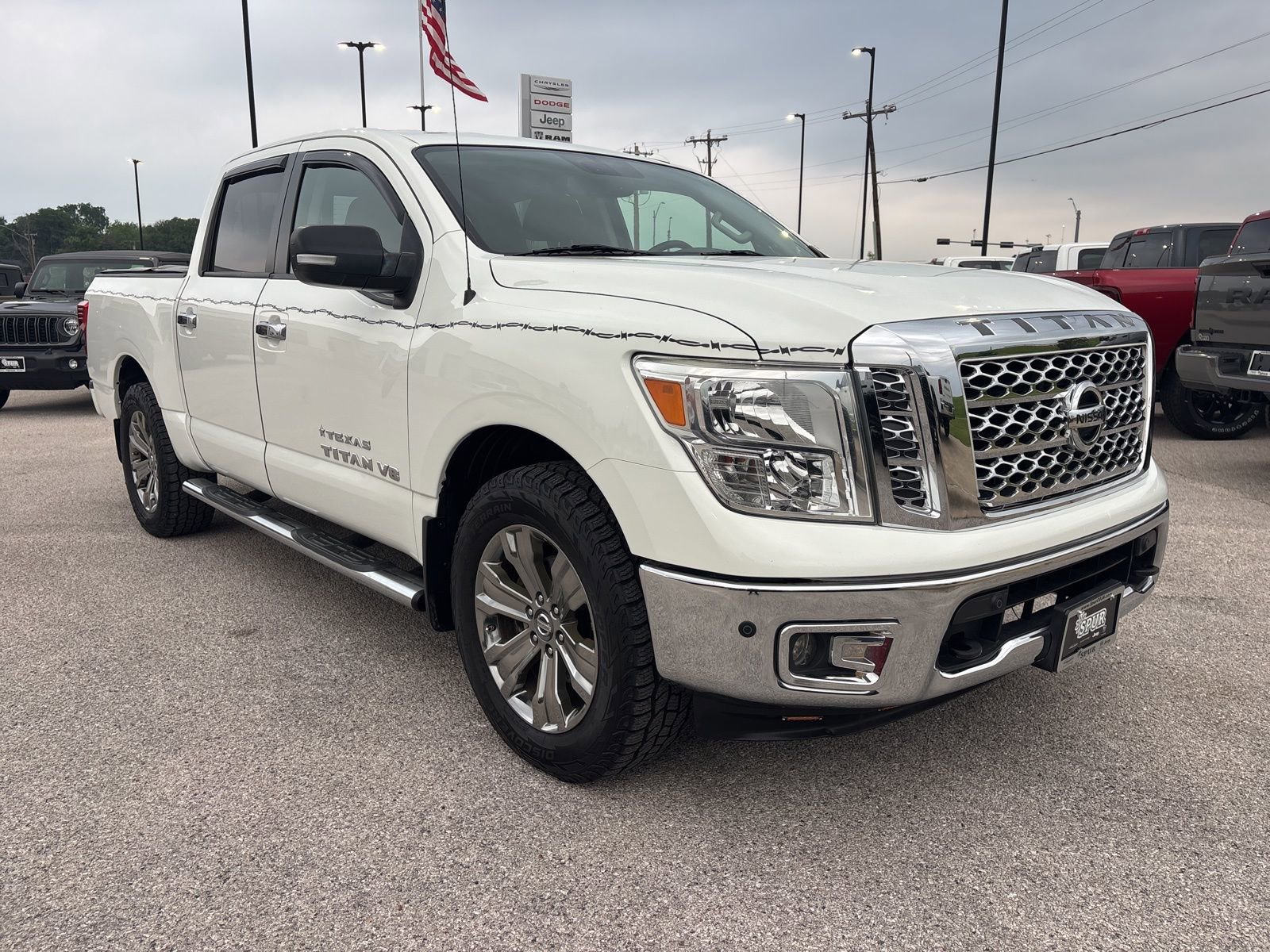 Used 2018 Nissan Titan SV w/ SV Convenience Package AWD/4WD image 8