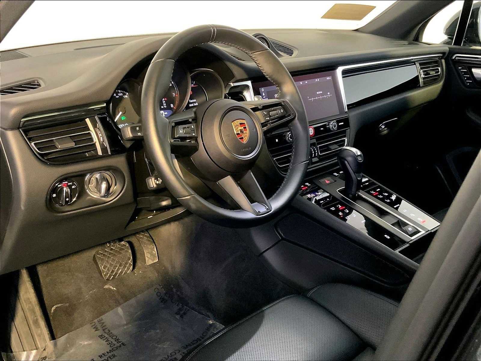 Certified 2024 Porsche Macan image 4
