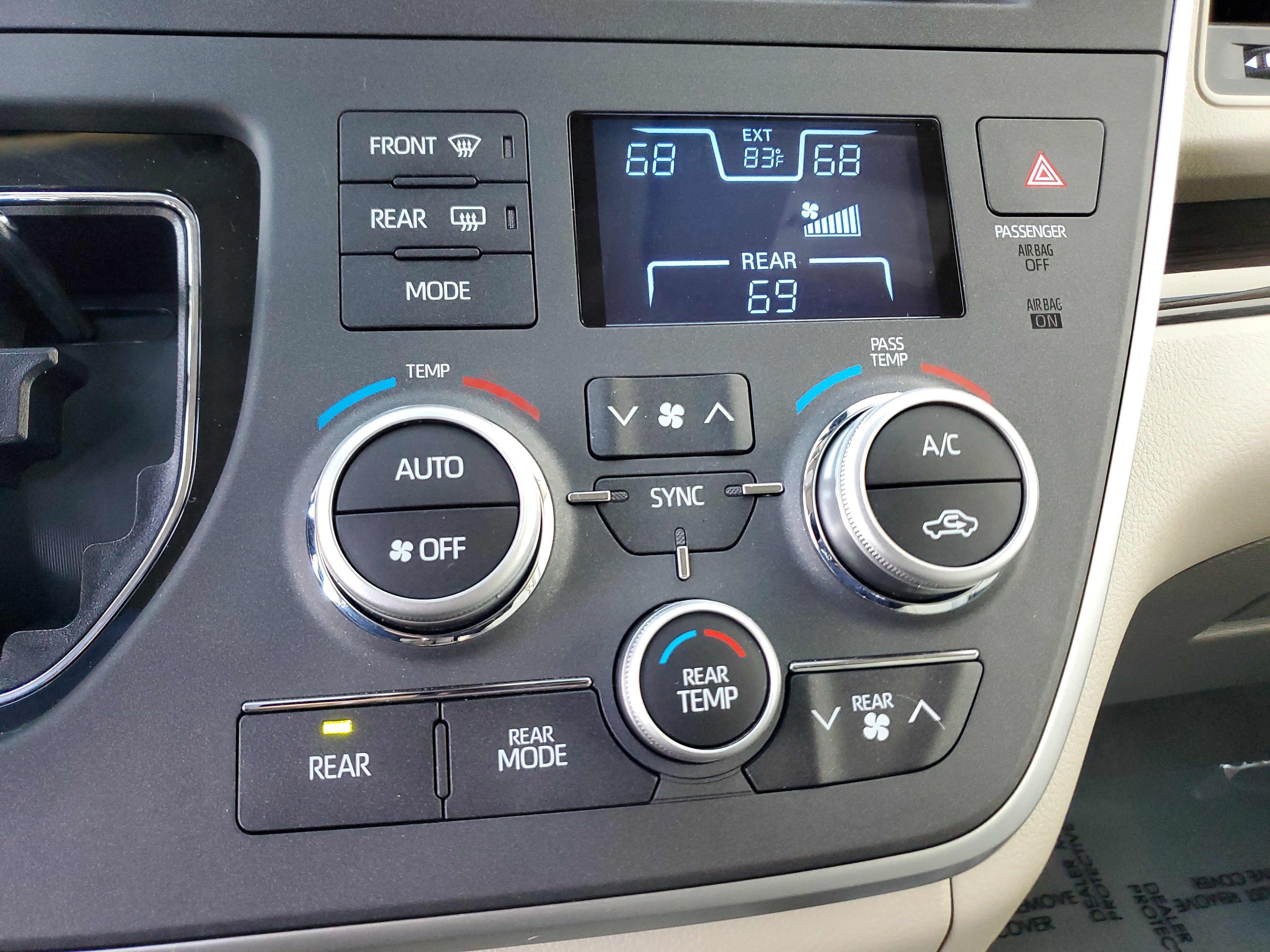 Used 2020 Toyota Sienna XLE image 27