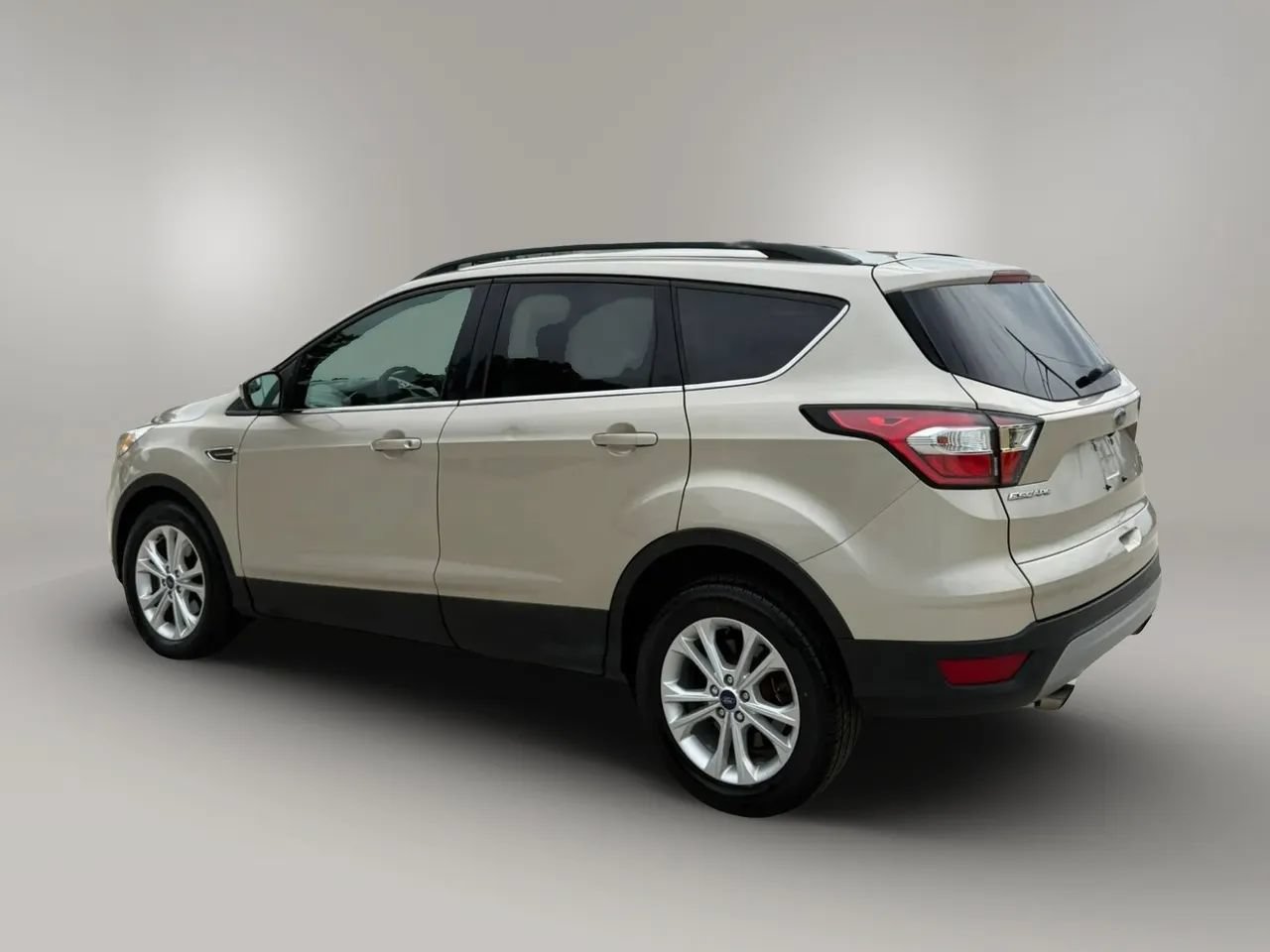 Used 2018 Ford Escape SE FWD image 4