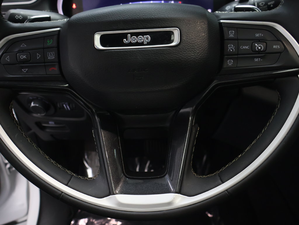 Used 2023 Jeep Grand Cherokee Altitude AWD/4WD image 18