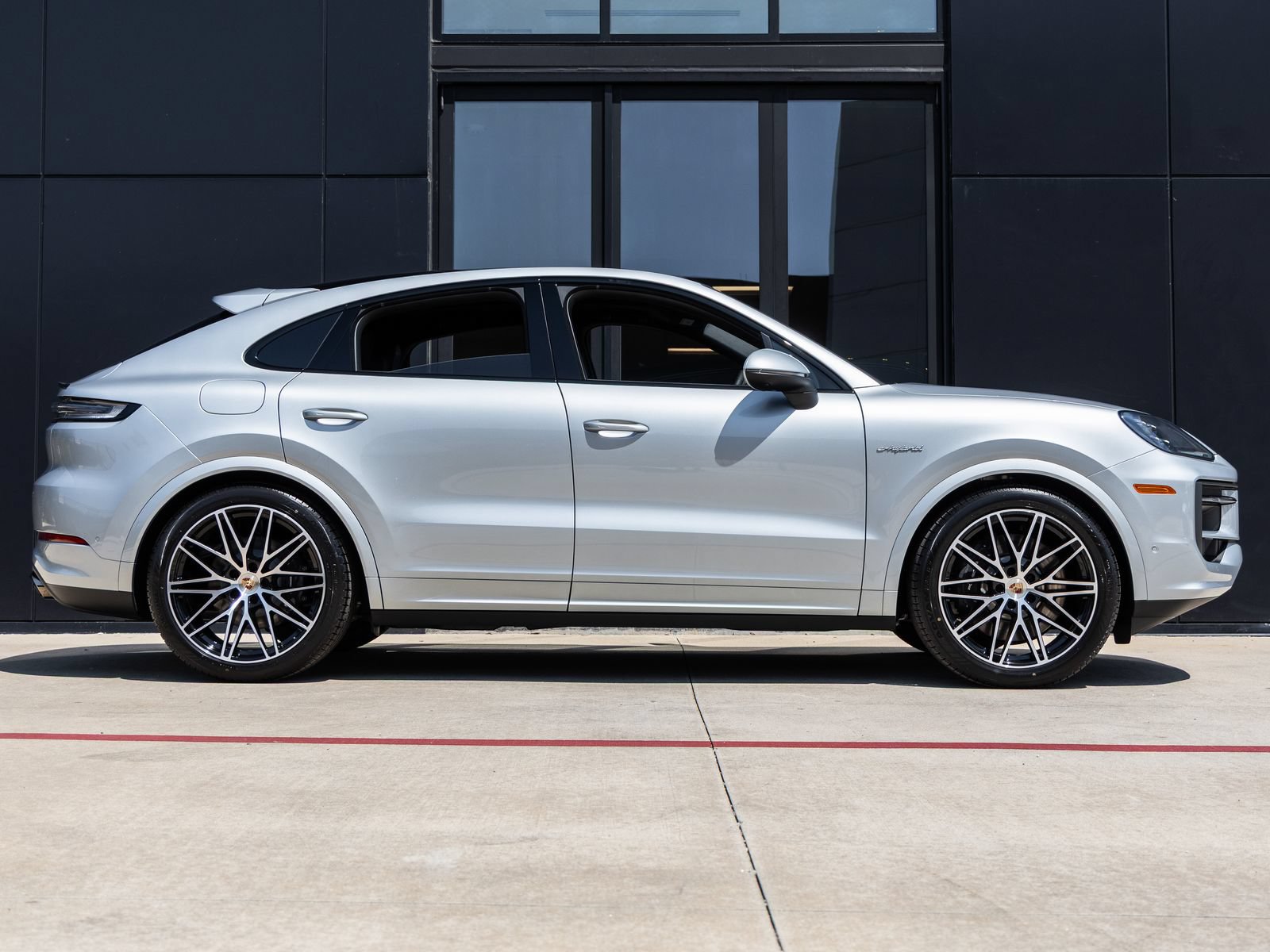 Certified 2026 Porsche Cayenne E-Hybrid Coupe AWD/4WD image 12