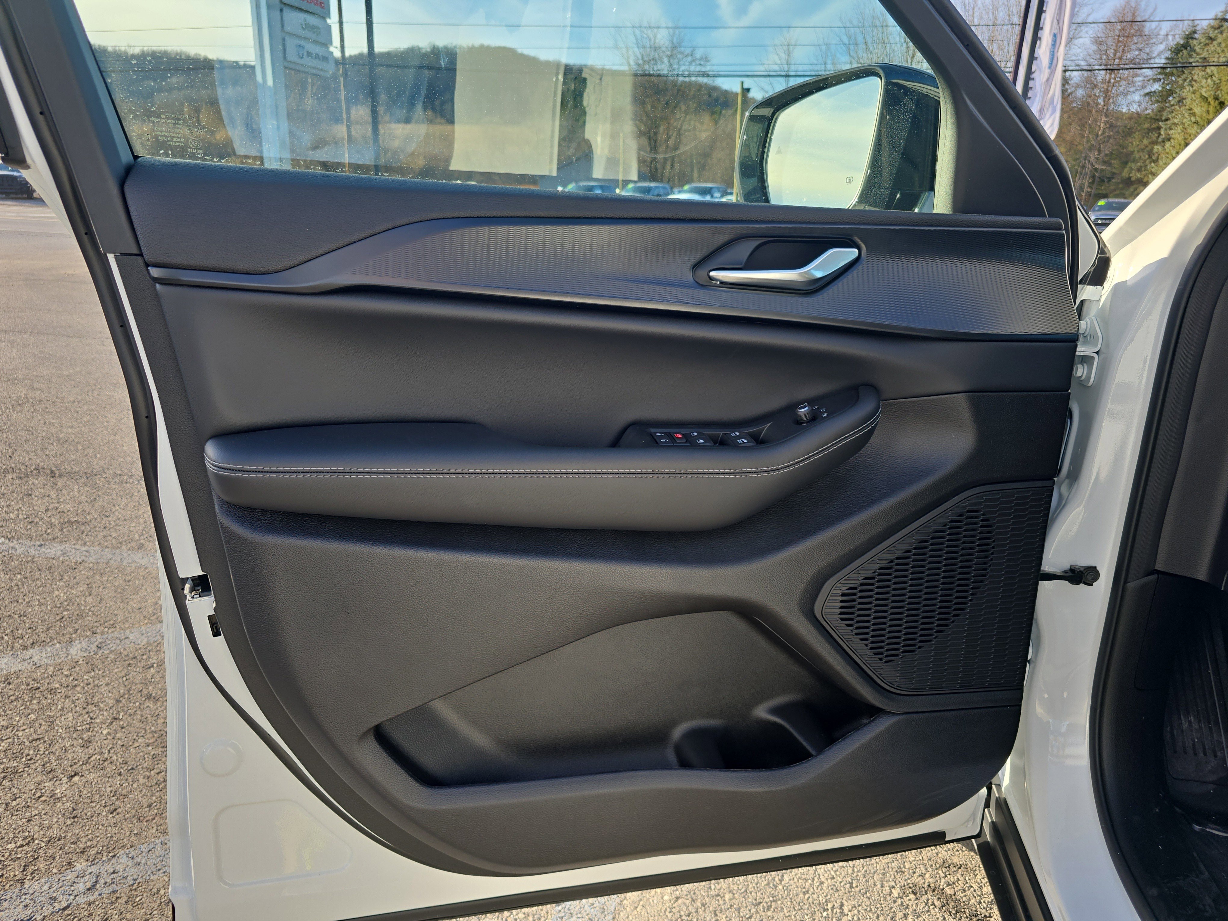 New 2025 Jeep Grand Cherokee Altitude image 18