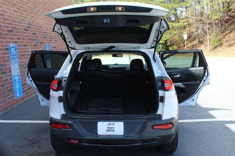 Used 2018 Jeep Cherokee Trailhawk AWD/4WD image 21