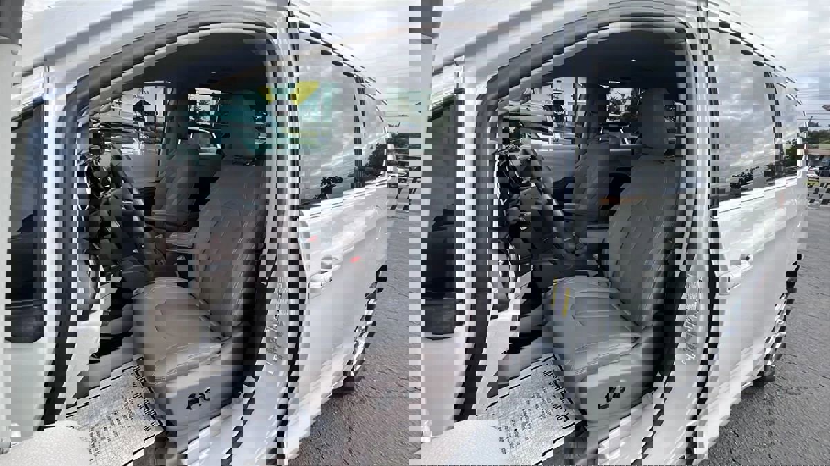 Used 2017 Chrysler Pacifica Touring image 6