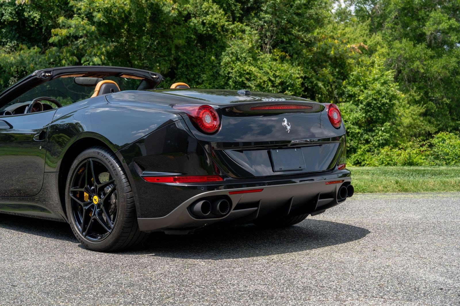 Used 2018 Ferrari California T RWD image 21