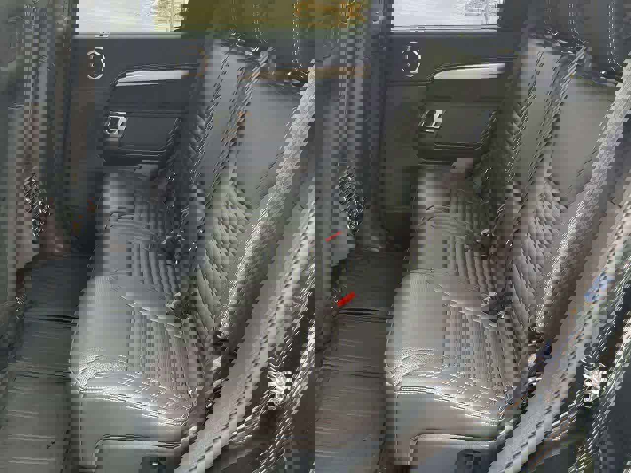 Used 2025 Land Rover Discovery Dynamic SE image 21