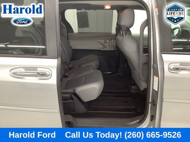 Used 2024 Toyota Sienna XLE FWD image 9