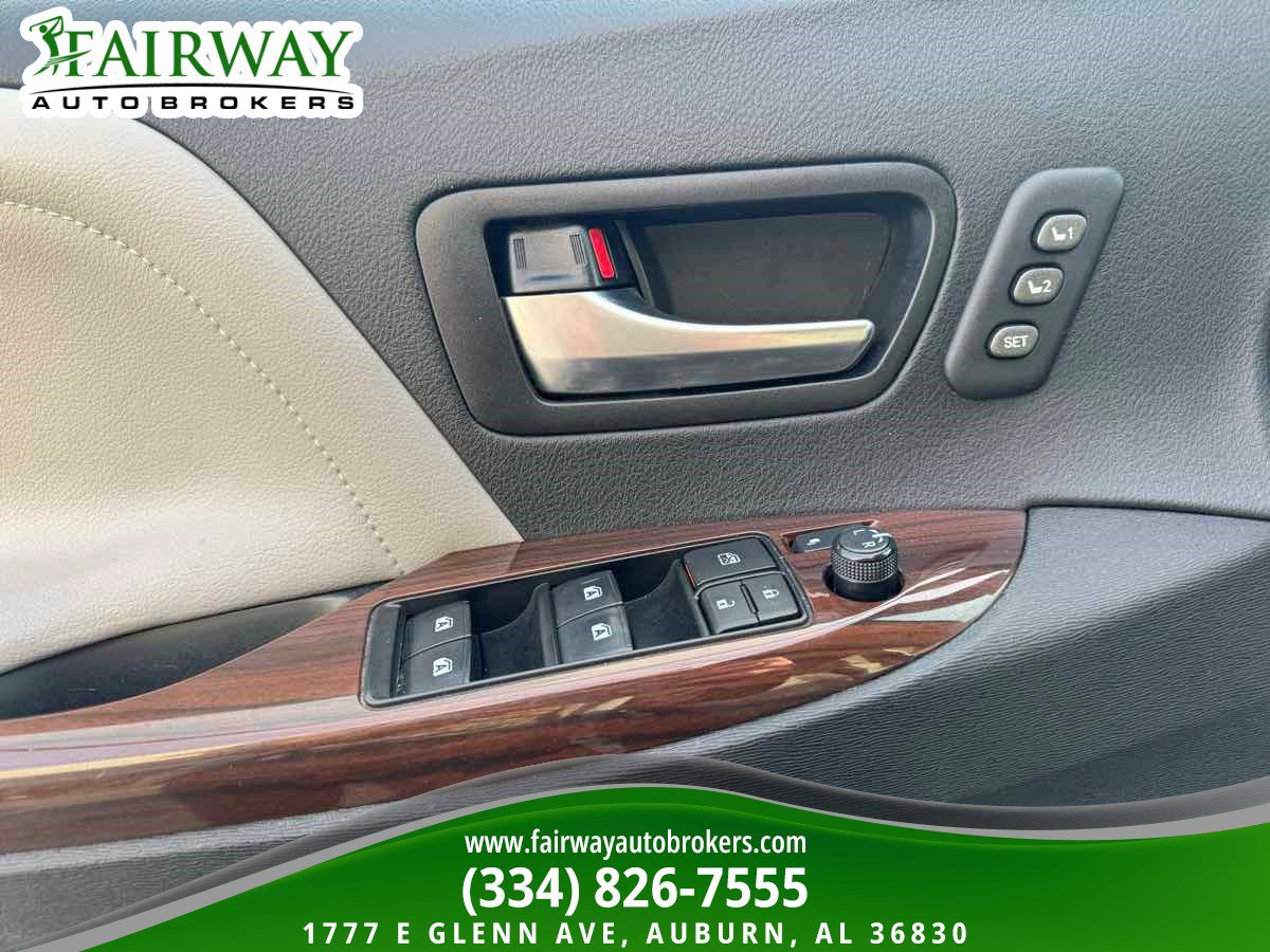 Used 2020 Toyota Sienna Limited Premium w/ Carpet Mat Package AWD/4WD image 15