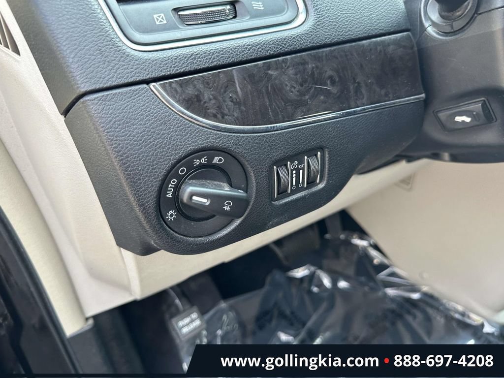 Used 2012 Chrysler Town & Country Touring FWD image 17