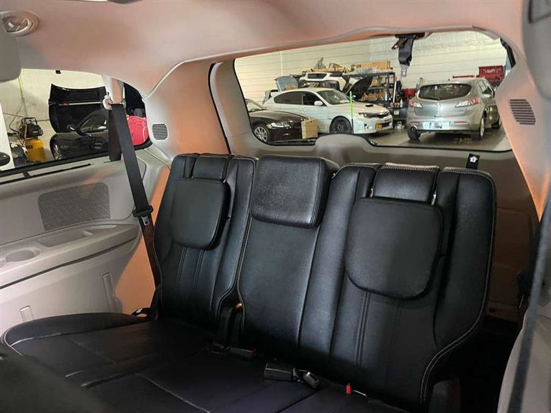 Used 2015 Chrysler Town & Country Touring-L w/ Driver Convenience Group FWD image 42