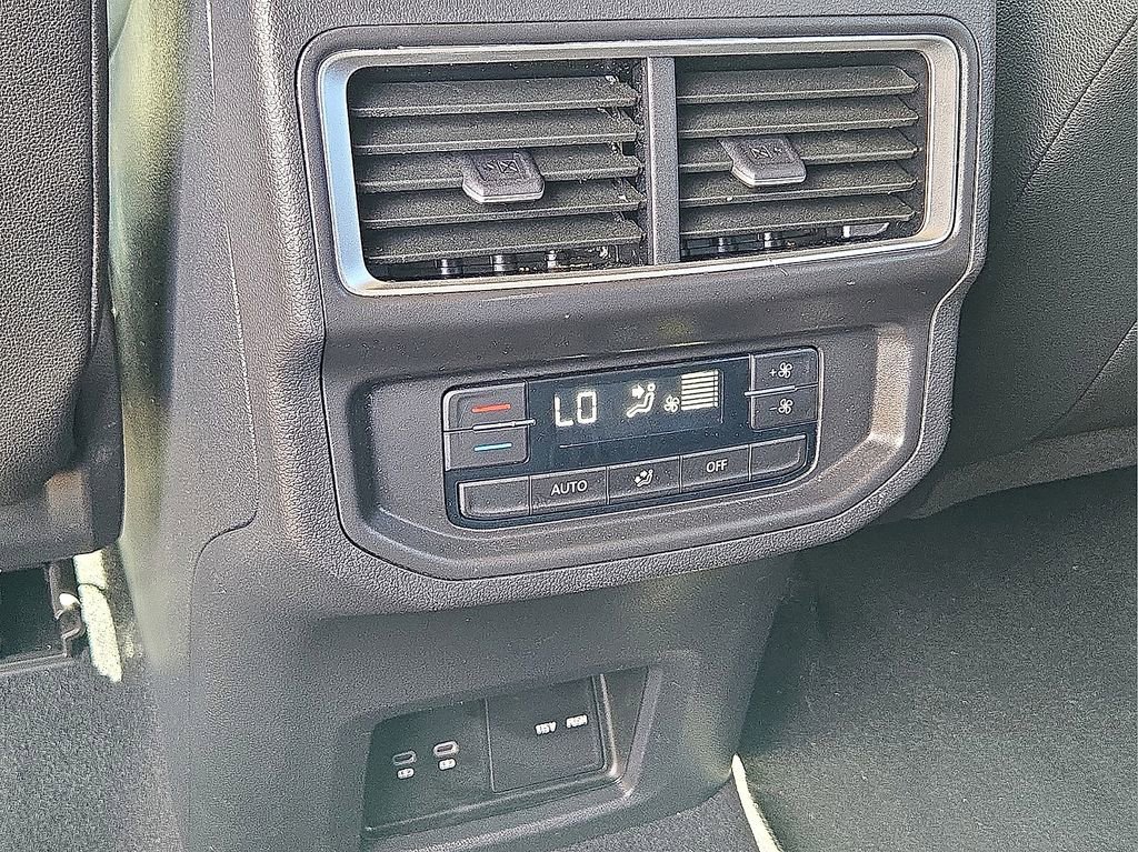 Used 2025 Volkswagen Atlas SE FWD image 17