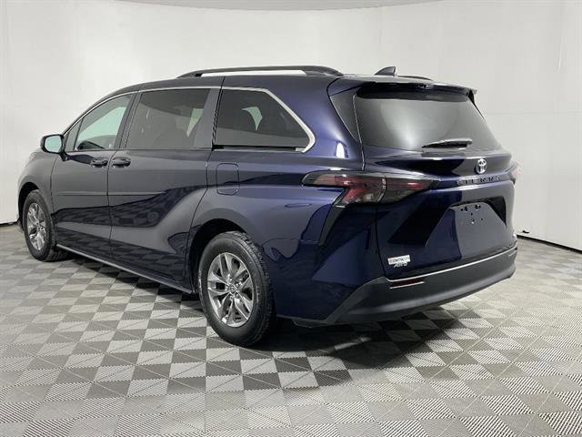 Used 2024 Toyota Sienna LE image 5