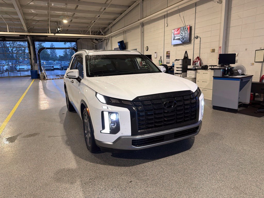 Used 2024 Hyundai Palisade Limited AWD/4WD image 2