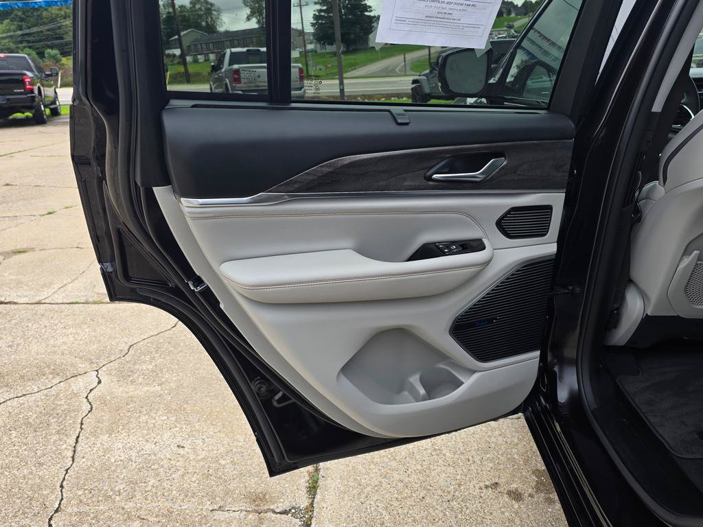 Used 2023 Jeep Grand Cherokee Overland w/ Luxury Tech Group IV AWD/4WD image 15