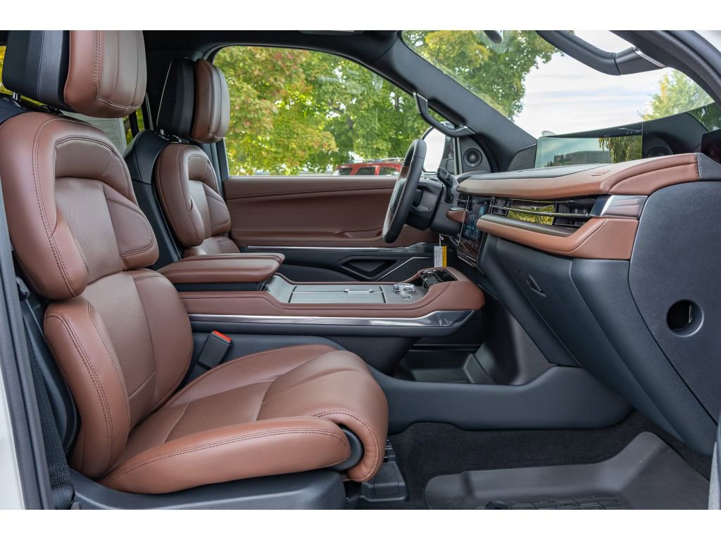 Used 2025 Lincoln Navigator L Reserve image 11