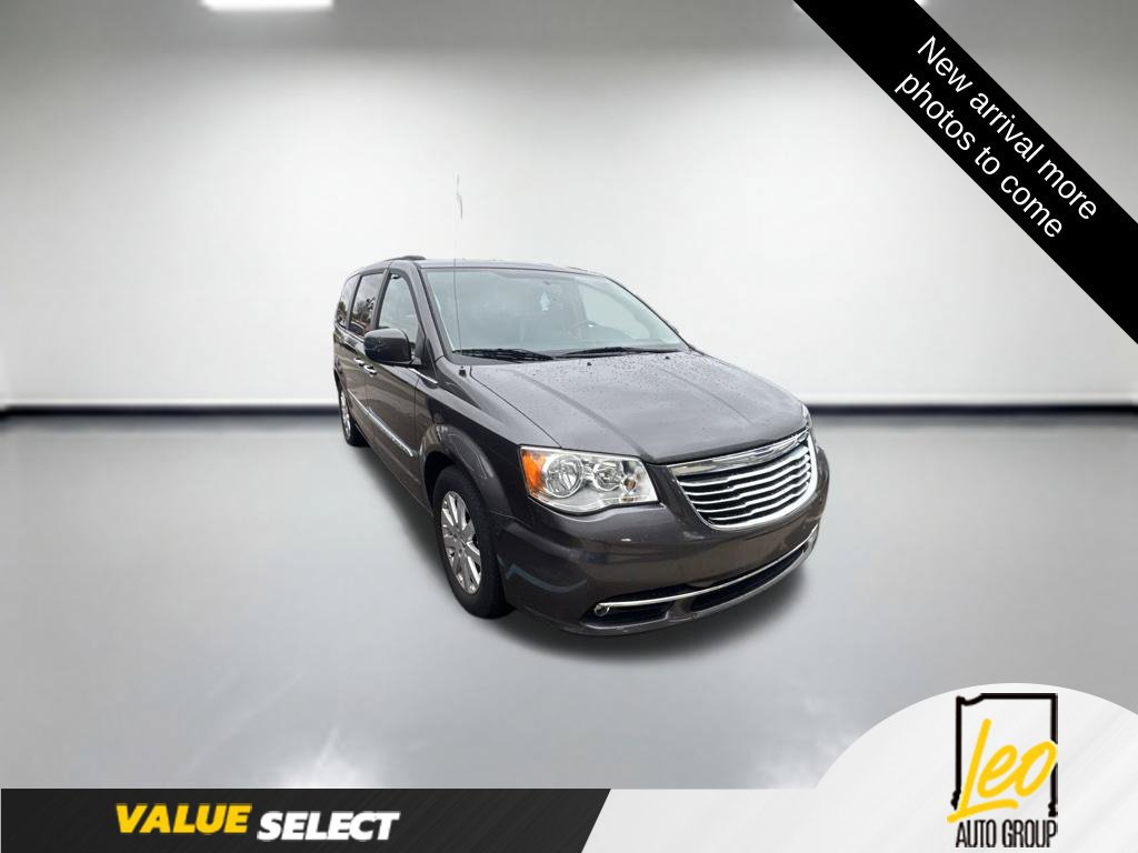 Used 2015 Chrysler Town & Country Touring w/ Driver Convenience Group FWD image 2